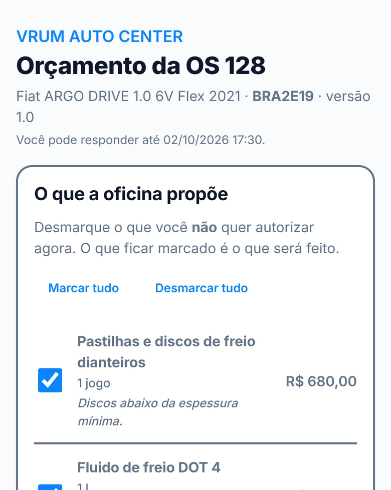 Página do orçamento no celular do cliente: nome da oficina, o carro, a placa, até quando dá pra responder e o primeiro item já marcado, com o valor.
